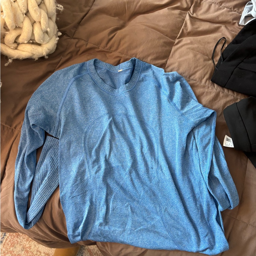 Women’s Lululemon long sleeve in blue - Picture 2 of 5